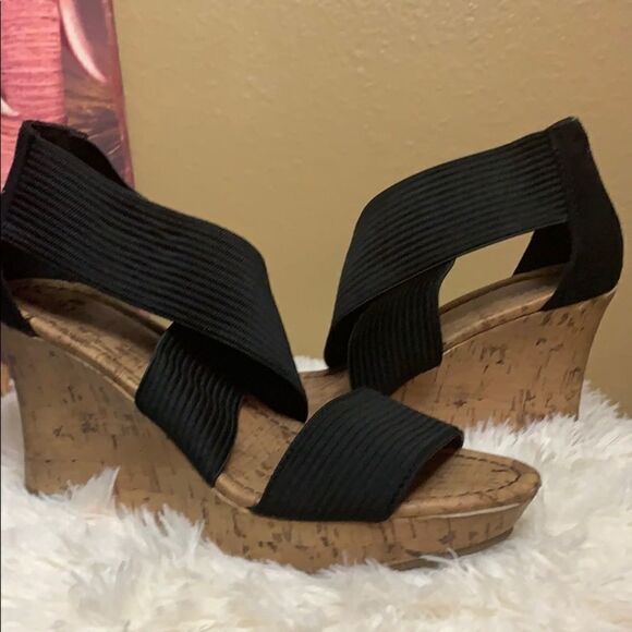 Black
wedges   - Picture 1 of 5